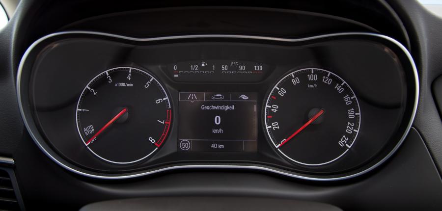 Панель приборов Opel Zafira 2016 года  (фото 3 из 35)
